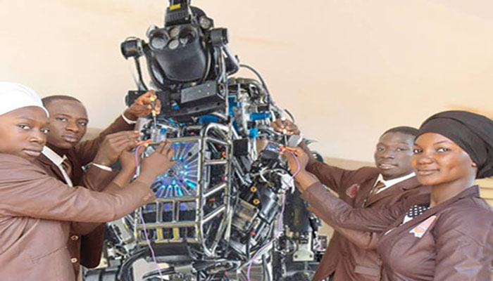 Etudiant EUTG montage robot