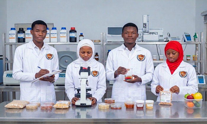 Etudiants en agroalimentaire en laboratoire
